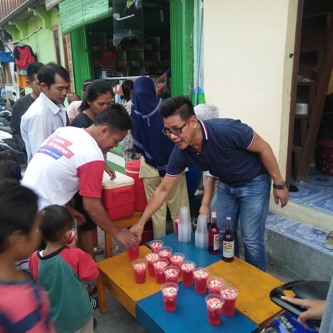 Bagi bagi Takjil di Bulan Ramadhan Bahagia itu sederhana melihat senyum lepas mereka yang berbuka setelah seharian bekerja keras.