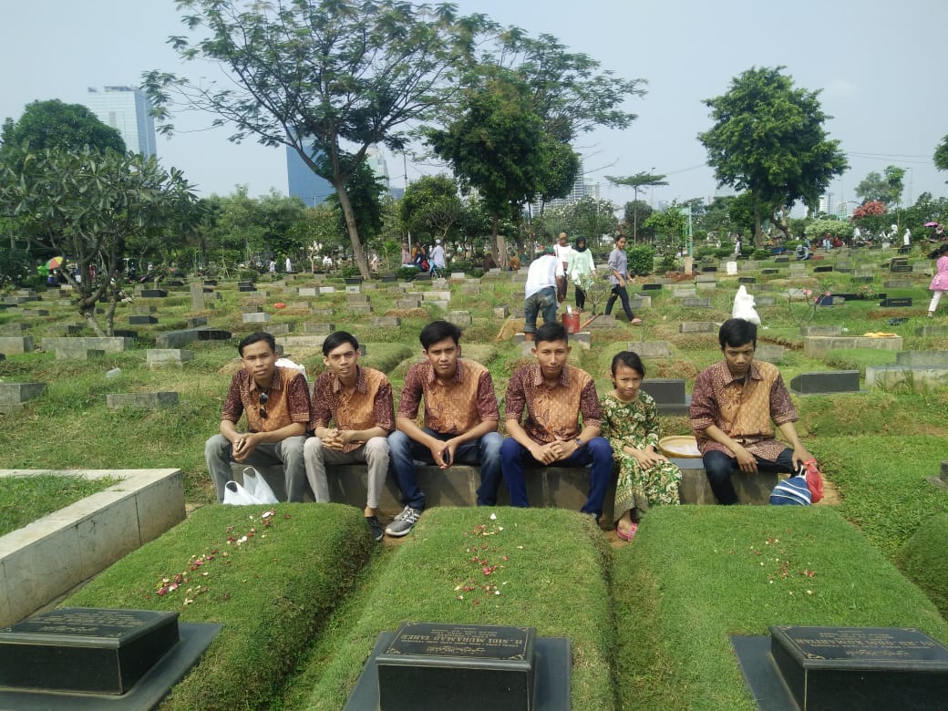 Kami datang bukan hanya untuk menabur bunga tapi untuk Menaburkan janji dalam hati akan melanjutkan perjuanganmu dengan cara kami. Hormat kami yang terdalam. 14 11 2018