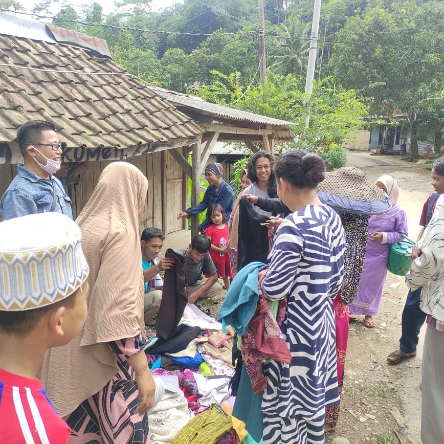 Sosilisasi di Banten Desa Ciminyak Kampung Guha Tahun 2020 Baju Layak Pakai Bisa Mengubah Penampilan Pendidikan Layak Bisa Mengubah Nasib. Mari kita juga berbagi semangat bahwa setiap anak layak mengenyam pendidikan tinggi.