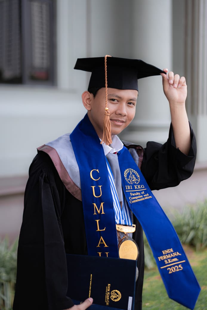 Mahasiswa Sinar Tunas Bakti bangsa yang sudah lulus dengan predikat cumlaude pada 8 desembar 2025