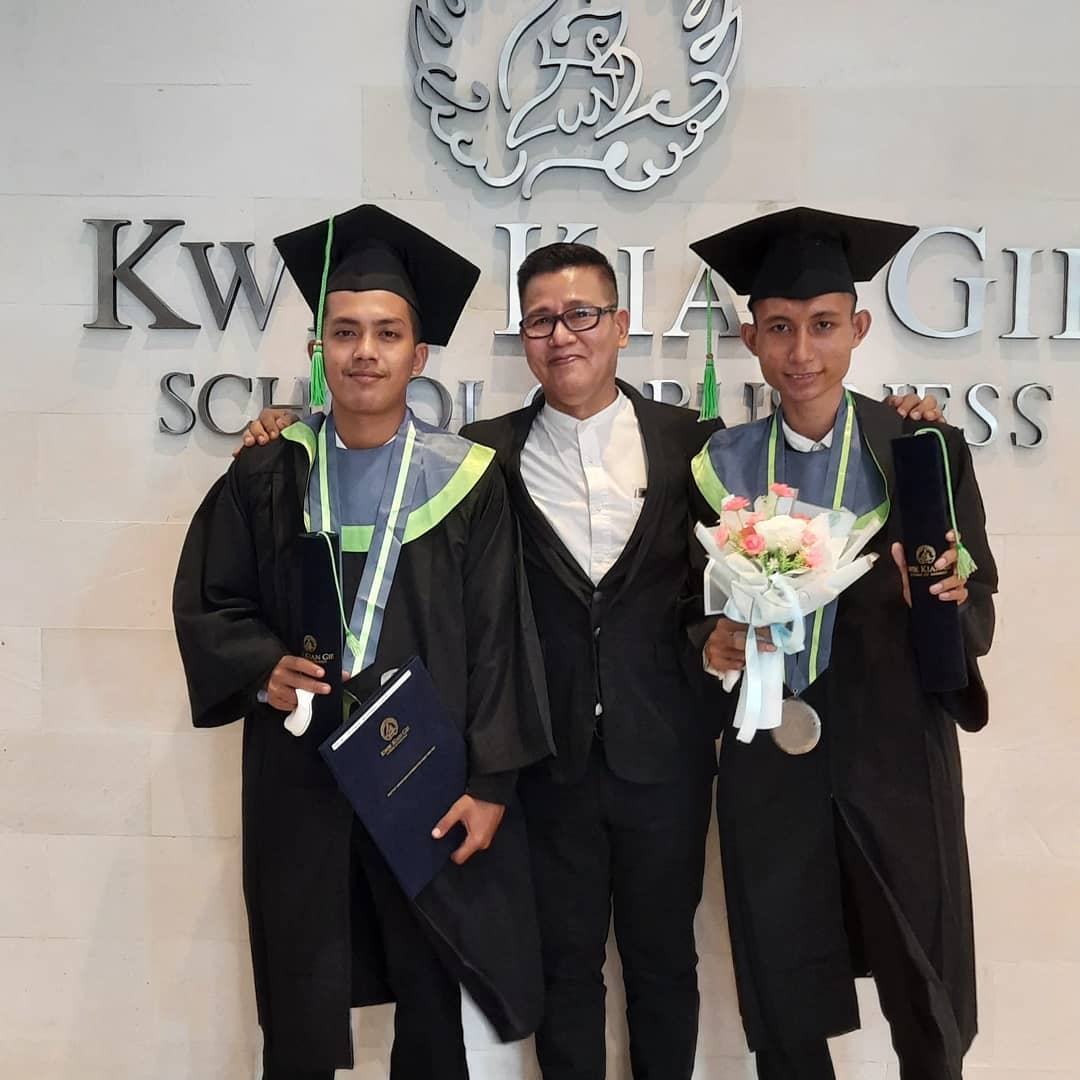 Selamat Atas Kelulusan Sarjana Administrasi Binis Universitas Kwik Kian Gie. Tahun 2017-2021 Dari kampung ke kota dari nol jadi satu. Untuk keluarga di rumah ini adalah kado kecil untuk pengorbanan besar kalian