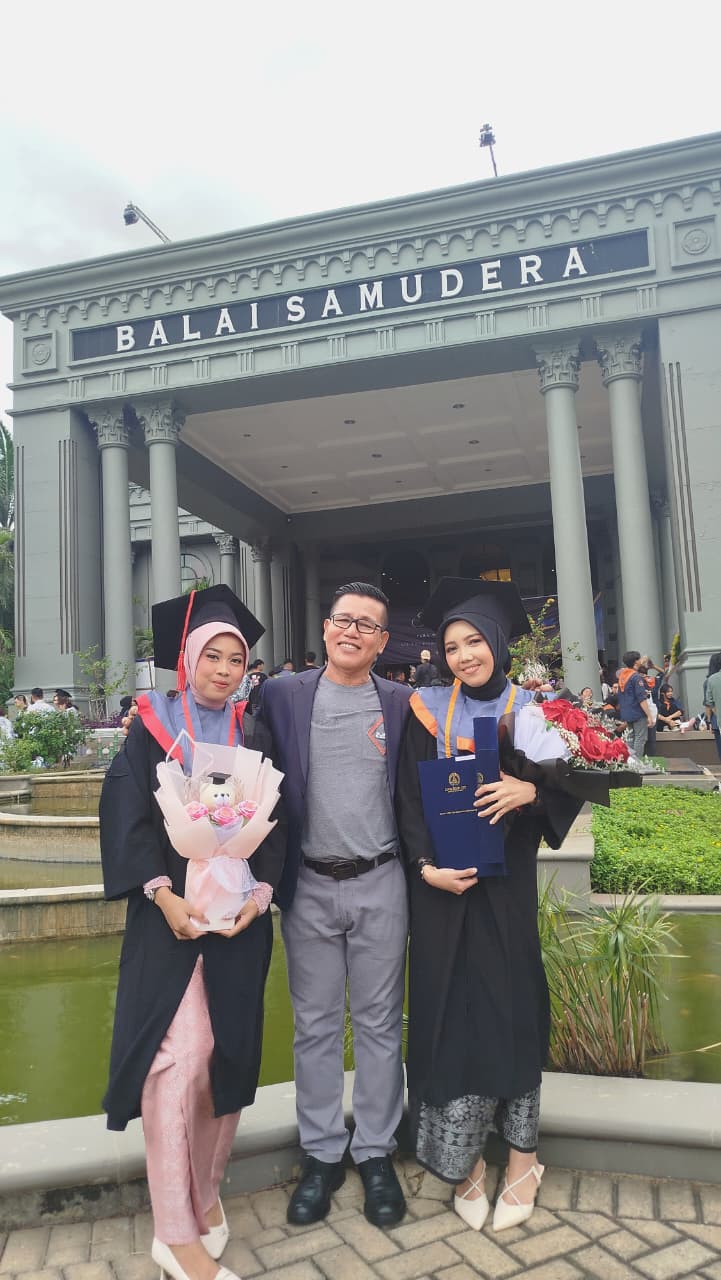Selamat Atas Kelulusan Sarjana Akutansi dan Sarjana Ilmu Komunikasi. Universitas Kwik Kian Gie Tahun 2020-2024. Bukan dari warisan tanah atau uang tapi dari warisan ketekunan yang diajarkan sawah-sawah di kampung halaman.
