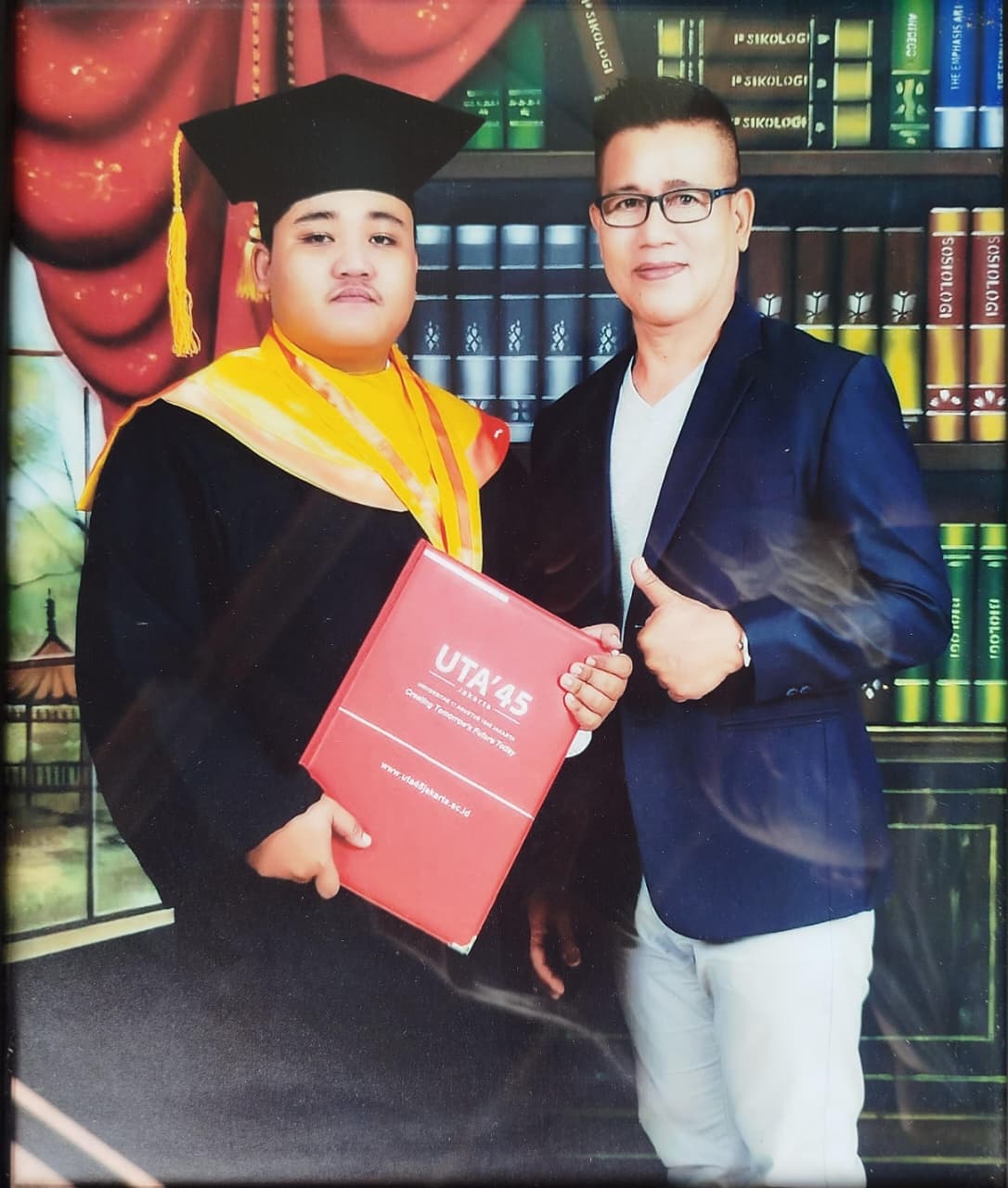 Selamat Atas Kelulusan Sarjana Ilmu Komunikasi Universitas 17 Agustus 1945 Tahun 2018-2023 Tidak semua jalan menuju gelar itu mulus. Beberapa berkelok beberapa penuh rintangan. Tapi semua mengajarkan arti sebenarnya dari kata PERJUANGAN.