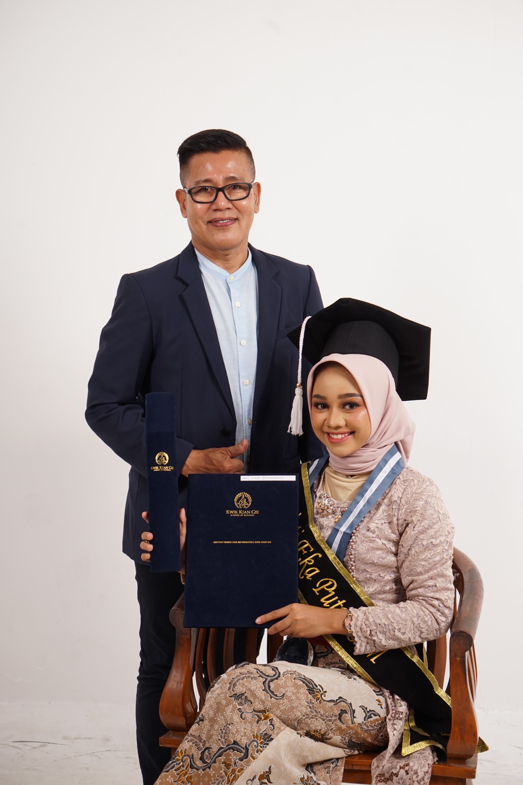 Selamat atas Kelulusanya Sarjana Manajemen Universitas Kwik Kian Gie. Tahun 2018-2022. Tidak ada warisan harta hanya warisan semangat pantang menyerah. Hari ini semua jerih payah itu akhirnya berbuah manis.